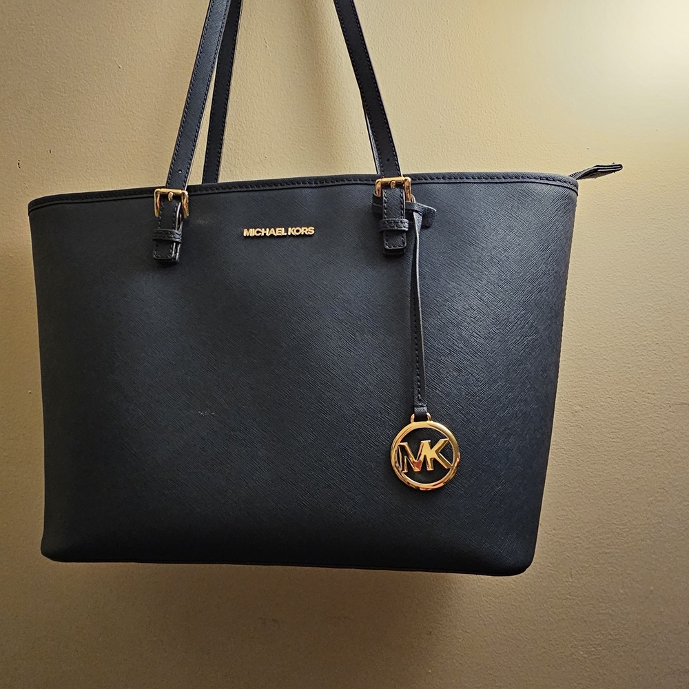Michael Kors Elegant Jet Set Tote with Gold Charm